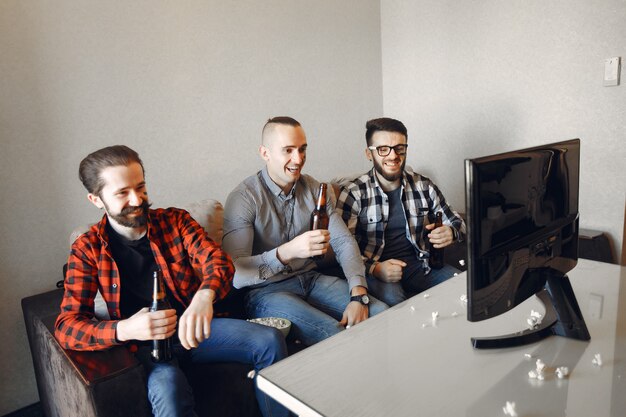 Grupo de fãs está assistindo futebol na TV