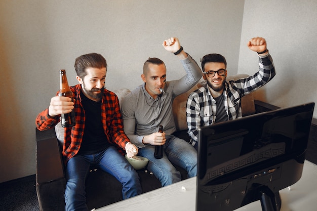 Grupo de fãs está assistindo futebol na TV