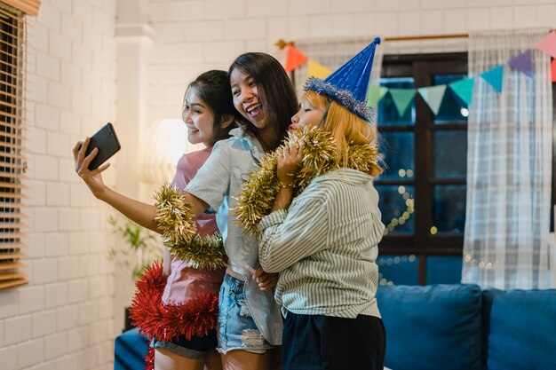 Grupo de festa de mulheres asiáticas em casa