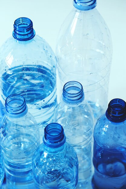 grupo de garrafas de plástico