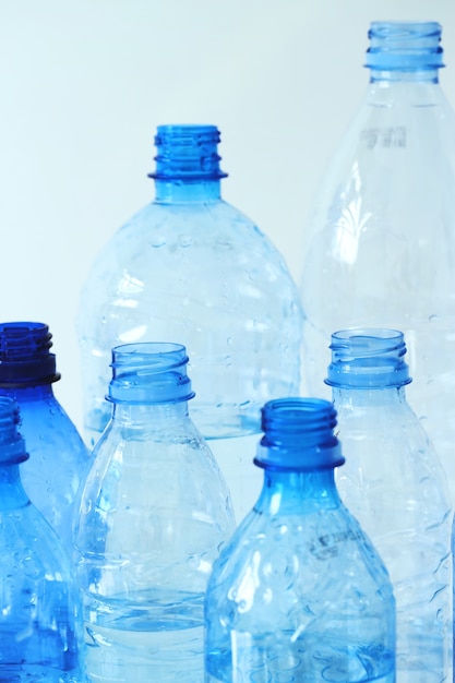 grupo de garrafas de plástico