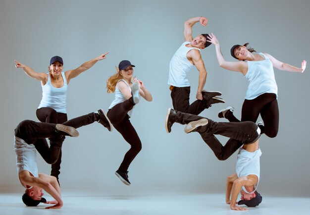 Grupo de homens e mulheres dançando coreografia hip hop