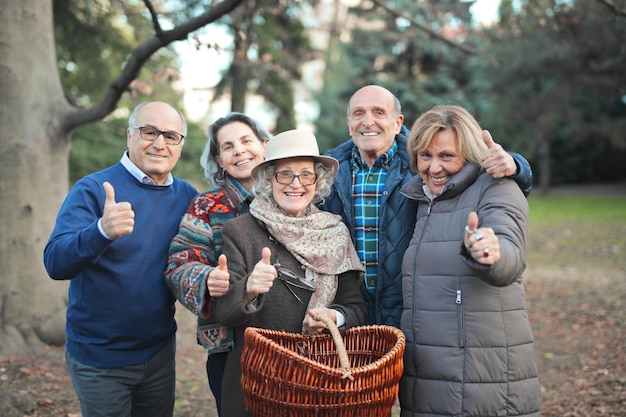 Foto grátis grupo de idosos procura cogumelos em um parque