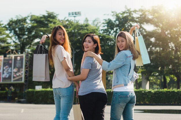 Grupo, de, jovem, mulher asian, shopping, em, um, mercado ao ar livre, com, bolsas para compras, em, seu, mãos