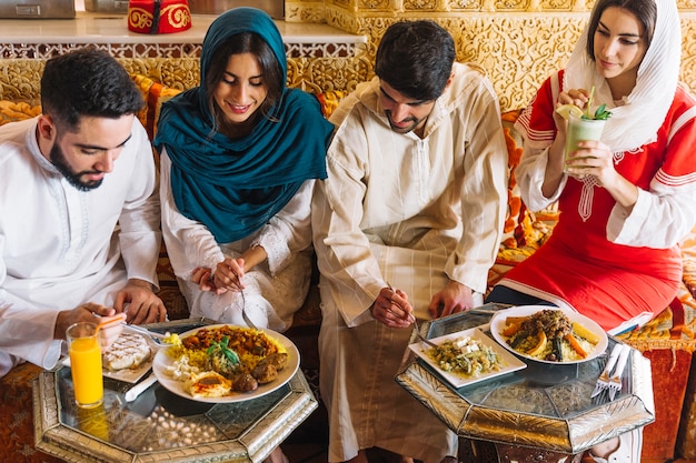 Foto grátis grupo de jovens amigos muçulmanos no restaurante