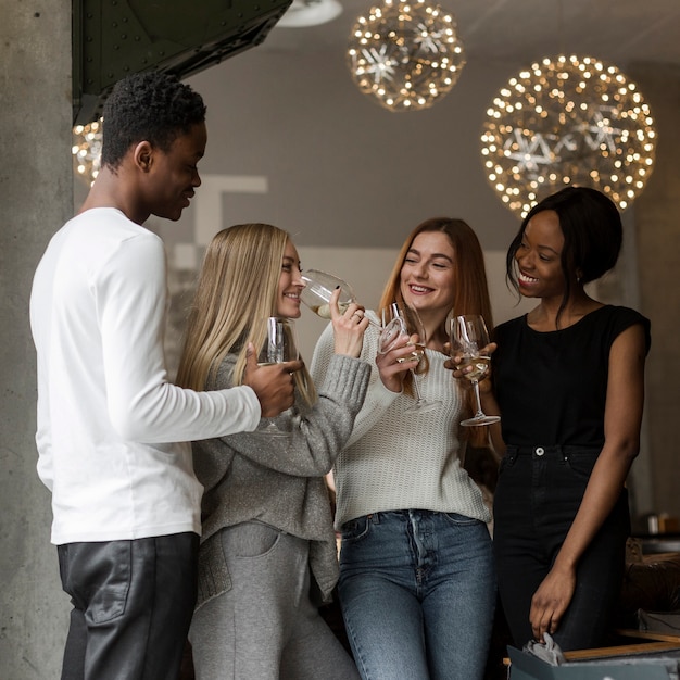 Foto grátis grupo de jovens amigos tomando vinho juntos