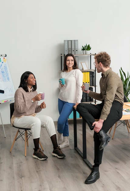 Grupo de jovens conversando no trabalho de frente