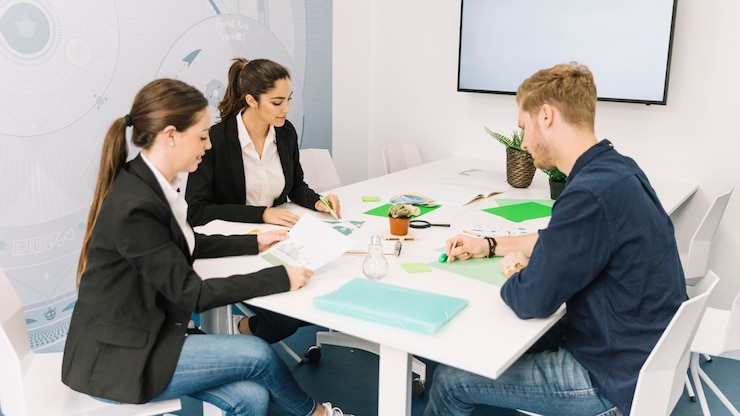 Foto grátis grupo de jovens empresários trabalhando no local de trabalho