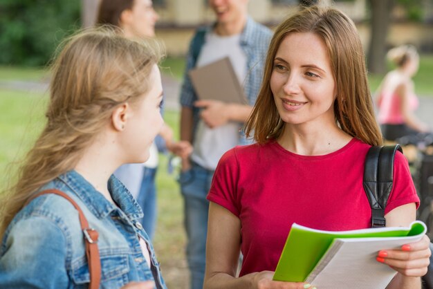 Grupo de jovens estudantes em frente ao prédio da escola