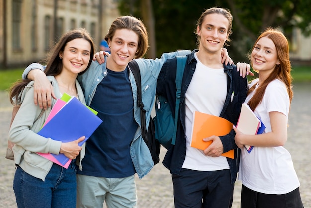 Grupo de jovens estudantes felizes em se reunir