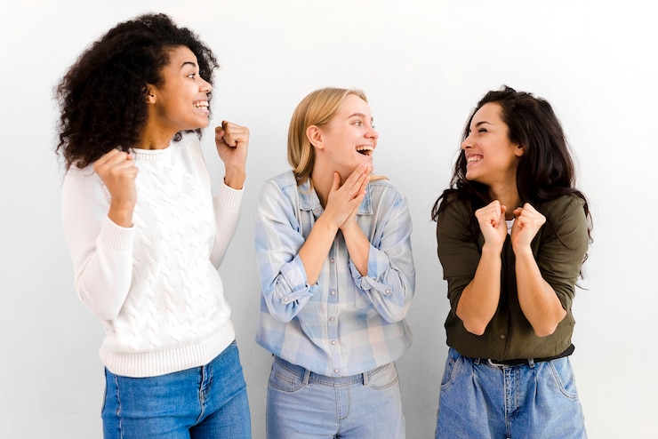 Foto grátis grupo de jovens felizes comemorando juntos