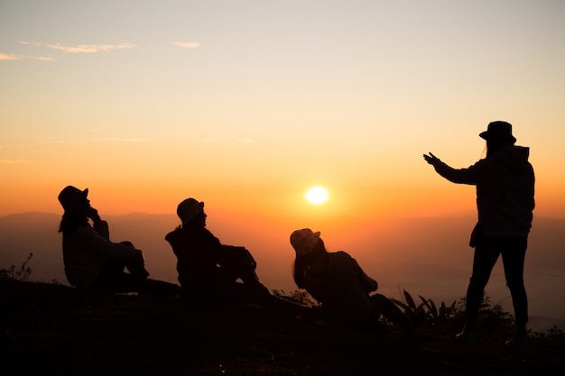 Grupo de jovens felizes na colina. Mulheres jovens, desfrutando