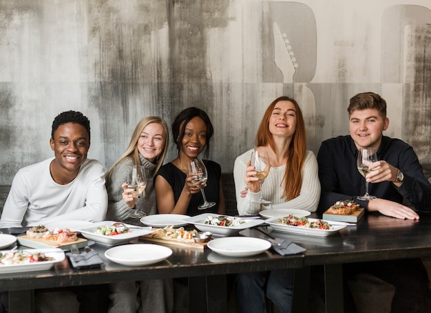 Foto grátis grupo de jovens jantando juntos