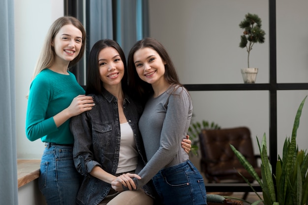 Grupo de jovens mulheres posando juntos