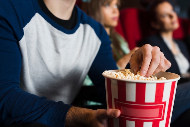 Foto grátis grupo de jovens no cinema