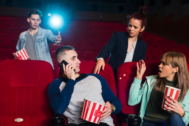 Foto grátis grupo de jovens no cinema