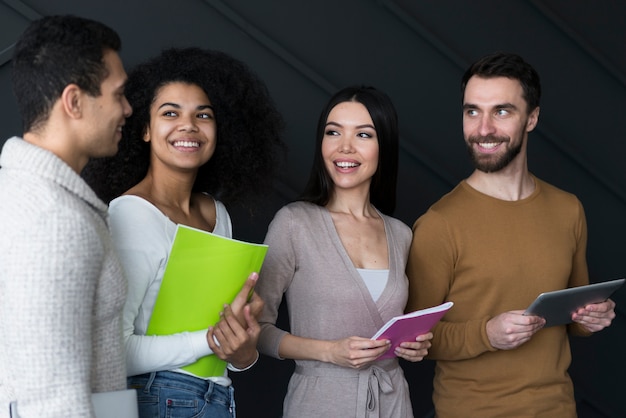 Foto grátis grupo de jovens reunidos