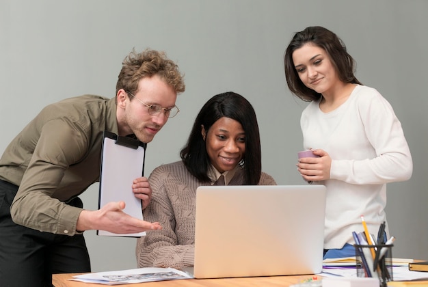 Grupo de jovens se unindo no trabalho