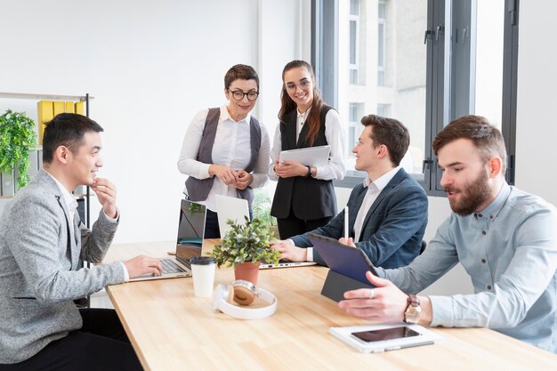 Grupo de jovens trabalhando no projeto