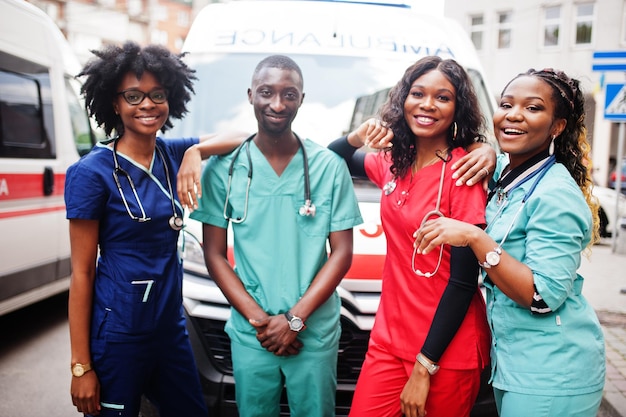 Foto grátis grupo de médicos da equipe de emergência da ambulância paramédica africana