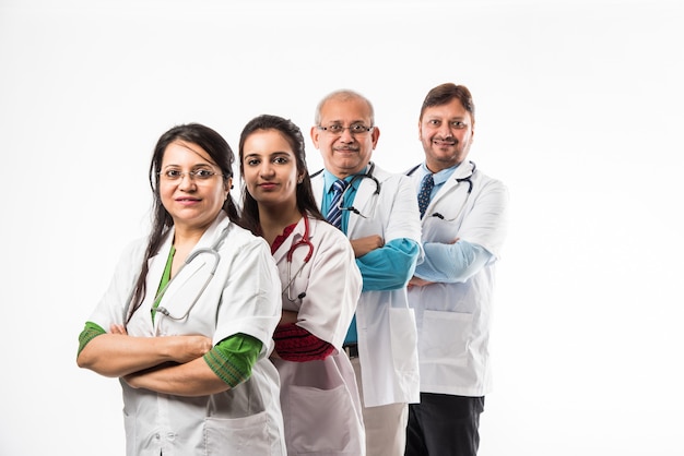 Grupo de médicos indianos, homens e mulheres, isolados no fundo branco, foco seletivo