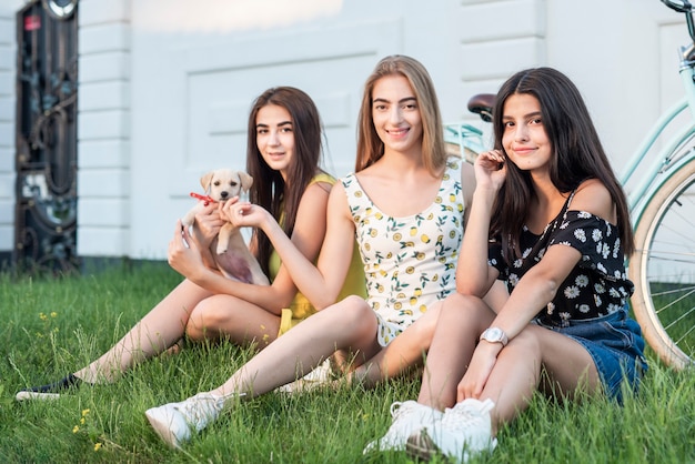 Foto grátis grupo de melhores amigos com cachorro fofo