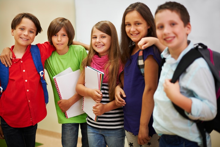 Foto grátis grupo de melhores amigos da escola