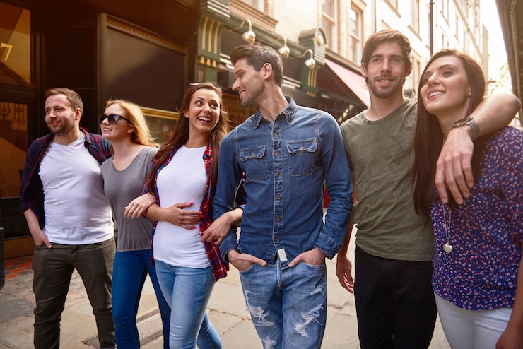 Foto grátis grupo de melhores amigos em turnê pela cidade