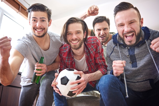 Grupo de melhores amigos passando um tempo na frente da tv