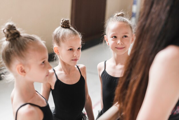 Grupo de meninas de bailarina com seu professor