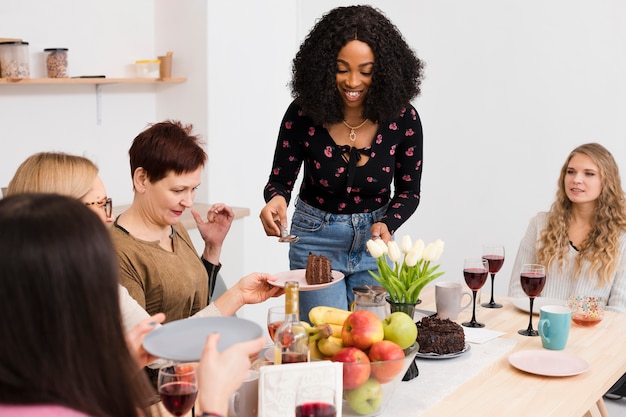 Grupo de mulheres bonitas, passar algum tempo juntos