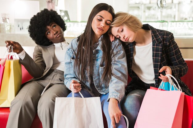 Grupo de mulheres cansadas depois das compras