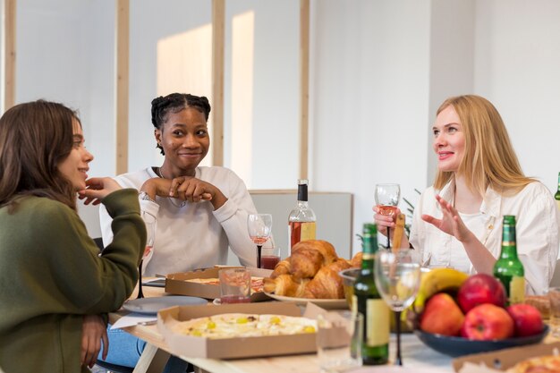Grupo de mulheres comendo juntos