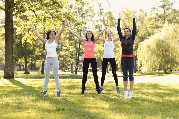 grupo de mulheres fazendo esportes ao ar livre