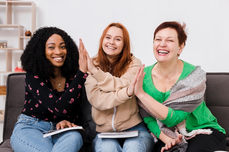 Foto grátis grupo de mulheres posando juntos, segurando livros