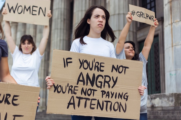 Grupo de mulheres protestando juntos