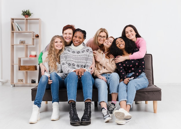 Grupo de mulheres se divertindo juntos