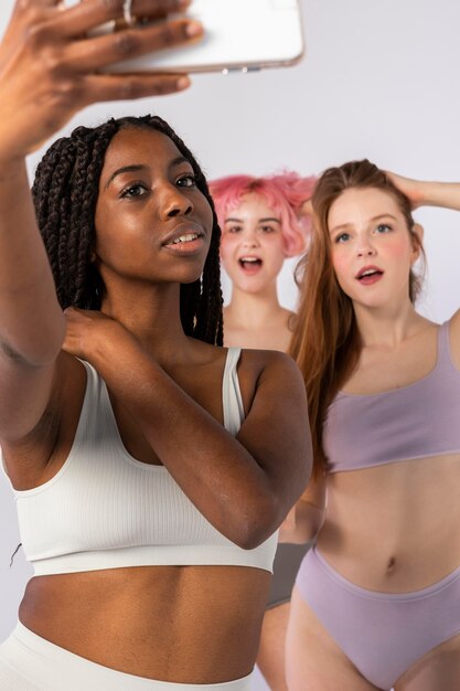 Grupo de mulheres tirando uma selfie juntas