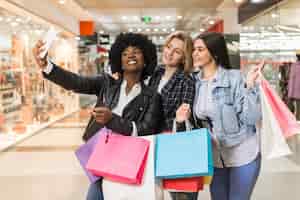 Foto grátis grupo de mulheres tomando uma selfie depois das compras