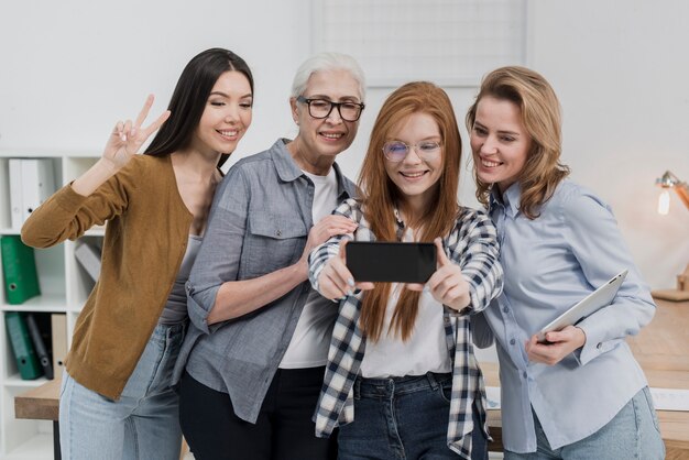 Grupo de mulheres tomando uma selfie juntos