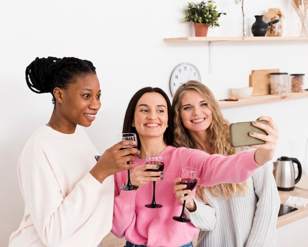 Grupo de mulheres tomando uma selfie juntos