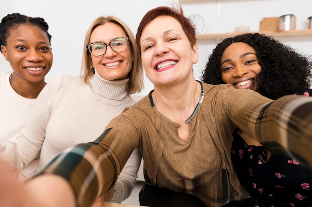 Grupo de mulheres tomando uma selfie