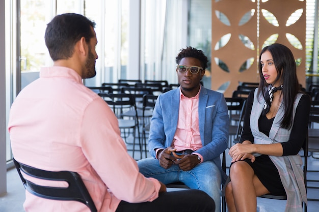 Grupo de negócios criativos discutindo projeto em andamento