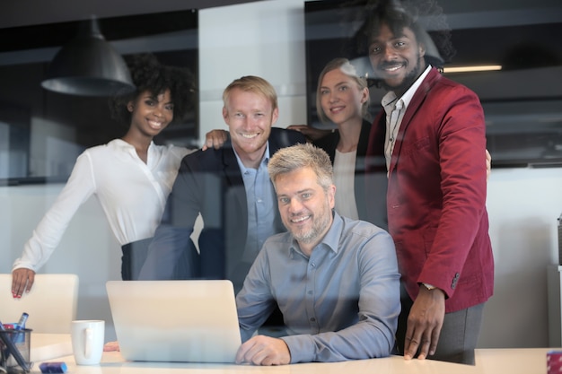 Grupo de parceiros de negócios multiétnicos em uma reunião de equipe de negócios criativa em um escritório moderno