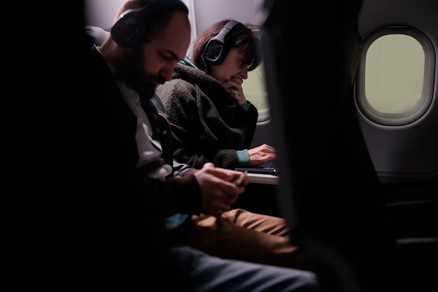 Grupo de passageiros voando juntos em avião na classe econômica, viajando de avião com companhia aérea internacional. Pessoas esperando em assentos para chegar ao destino de férias, viagem de transporte aéreo.