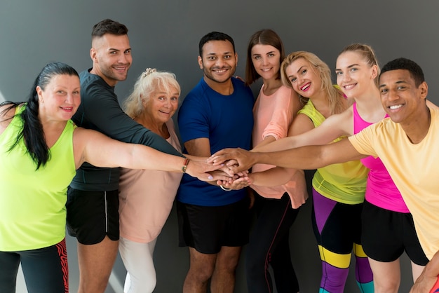 Grupo de pessoas ativas na aula de zumba