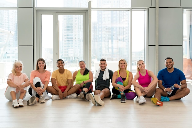 Grupo de pessoas ativas na aula de zumba