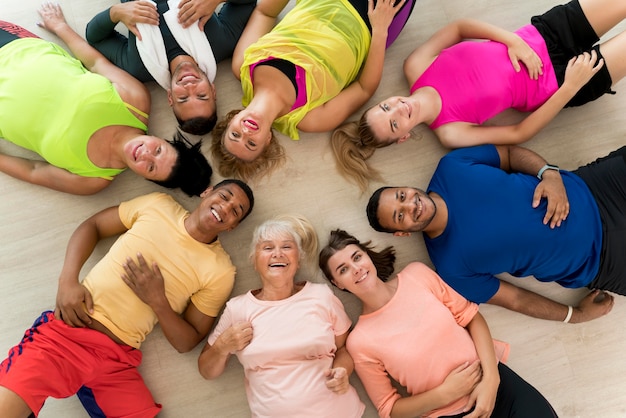 Grupo de pessoas ativas na aula de zumba