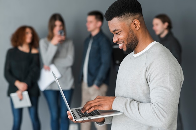 Foto grátis grupo de pessoas com laptops