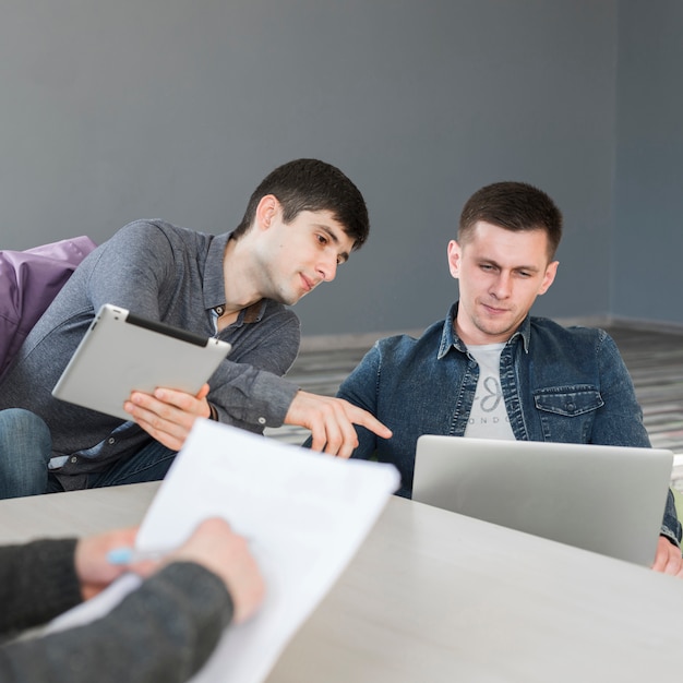 Grupo de pessoas com laptops